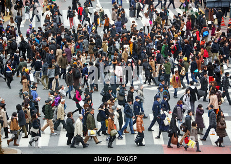 Folle di persone nelle ore di punta attraversare le strisce pedonali in Shibuya, Tokyo, Giappone Foto Stock