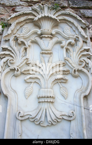 Decorazioni in marmo di una fontana nel Parco Gulhane ,Istanbul, Turchia Foto Stock