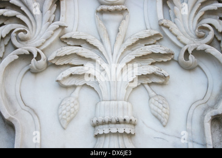 Decorazioni in marmo di una fontana in GulhanePark ,Istanbul, Turchia Foto Stock