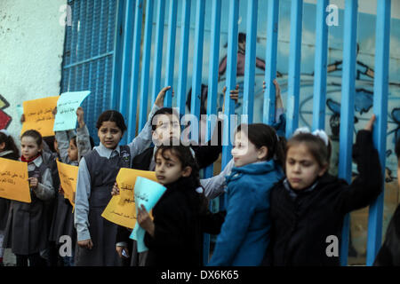 La striscia di Gaza, Territori palestinesi. Xix Mar, 2014. Bambini palestinesi durante una manifestazione di protesta di fronte alla sede centrale dell'UNRWA e Works Agency per chiedere la revoca dell assedio su Gaza City, il 19 marzo 2014. Credito: Momen Faiz/NurPhoto/ZUMAPRESS.com/Alamy Live News Foto Stock