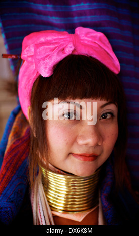 Giovane donna dalla tribù Kayan, Thailandia Foto Stock