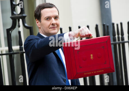 Il cancelliere dello scacchiere George Osborne al di fuori 11 Downing Street prima di dirigervi alla House of Commons per consegnare il suo annua Foto Stock