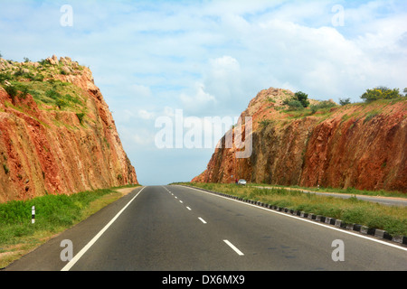 Autostrada tagliare attraverso una collina Foto Stock