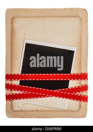 Scheda vintage con red ribbon bow isolati su sfondo bianco Foto Stock