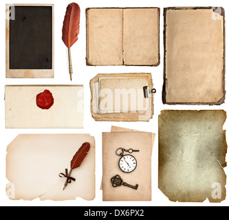 Set di vari vecchi fogli di carta. vintage pagine di libri, carte, pezzi isolati su sfondo bianco antico accessori vintage Foto Stock