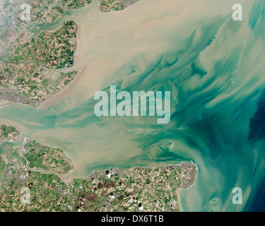 L'Inghilterra del Kent e Essex coast fotografia aerea che mostra la matrice di Londra wind farm - il più grande del mondo - e di estuario del Tamigi Foto Stock