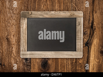 Vintage blackboard sulla parete di legno come sfondo per il testo Foto Stock