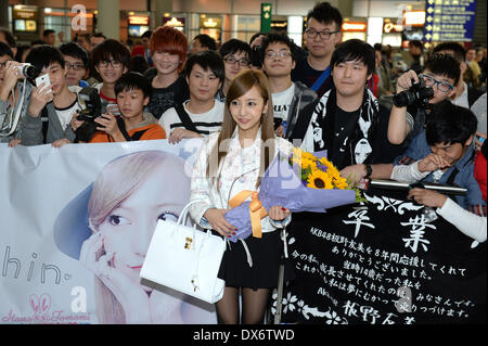 Hong Kong, Cina. Xvii Mar, 2014. Stella giapponese Tomomi Itano arriva all'aeroporto di Hong Kong in Cina il lunedì 17 marzo, 2014. © TopPhoto/Alamy Live News Foto Stock