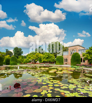 Bellissimo giardino formale. stagno con waterlilies nel parco pubblico. Stoccarda, Germania, Europa Foto Stock