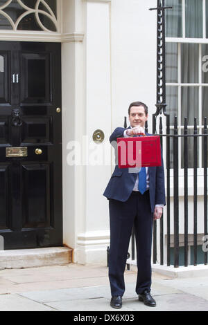 Westminster London, Regno Unito. Xix marzo 2014. Il Cancelliere dello scacchiere george osborne lascia 11 Downing street tenendo la casella di bilancio per presentare il suo quinto bilancio per i deputati del Parlamento alla House of Commons Foto Stock