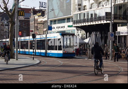 Dutch tram in piazza Rembrandt Amsterdam Paesi Bassi Foto Stock