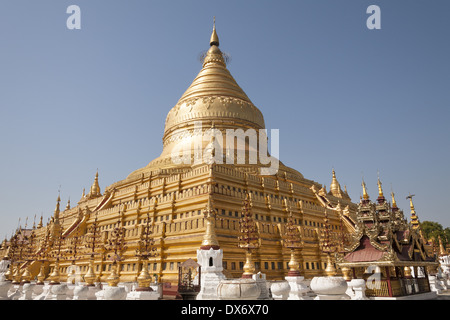 La Pagoda Shwezigon, vicino Wetkyi-in e Nyaung U, Bagan, Myanmar (Birmania) Foto Stock