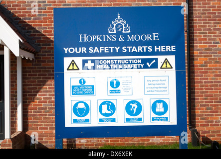 Sicurezza sito cartello segnaletico sulla nuova scatola di sviluppo da parte di Hopkins e Moore a Snape, Suffolk, Inghilterra Foto Stock