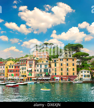 Famosa Portofino villaggio sulla costa ligure, Italia. bellissimo paesaggio con cielo blu Foto Stock