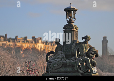 Frosty statue sul modo Kelvin con Park Circus in background. Glasgow. La Scozia. Foto Stock