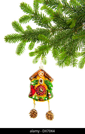 Decorazione di natale con orologio ninnolo e albero sempreverde ramo su sfondo bianco Foto Stock