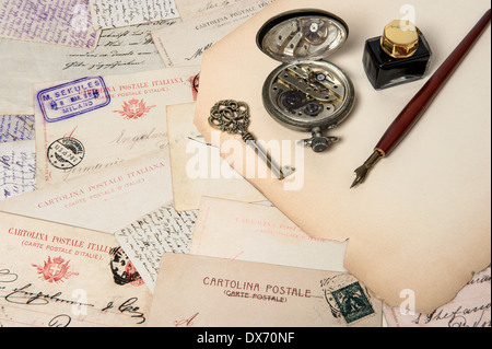 Accessori vintage, antichi inchiostro della penna, chiave, orologio, vecchie cartoline e lettere. scrapbook sfondo della carta Foto Stock