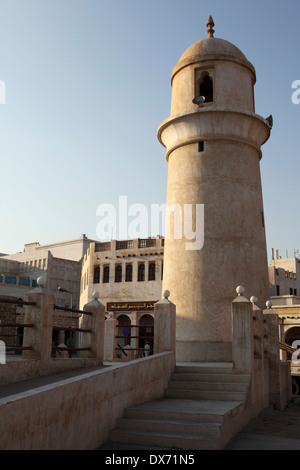 Un faro-come il minareto vicino al Souk Waqif a Doha, in Qatar. Foto Stock