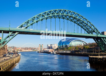 Newcastle upon Tyne skyline Gateshead Tyne ponte sul fiume Tyne Tyne and Wear Tyneside Inghilterra UK GB EU Europe Foto Stock