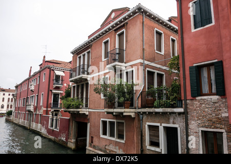 Colorate vecchie case di mattoni a Venezia, Italia. Foto Stock