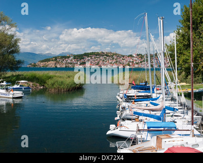 Barche in marina dell'UNESCO protetti città e il lago di Ohrid Macedonia Foto Stock