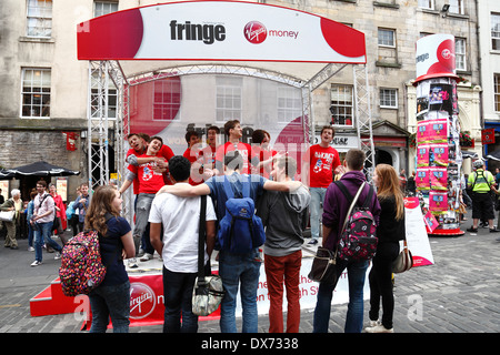 Giovani che guardano un maschio un gruppo di cappelle tutti gli uomini del Re all'Edinburgh International Festival Fringe, Scozia, Regno Unito Foto Stock