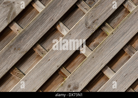 Staccionata in legno Pannelli, forme diagonali, ritratto, side-lit. Foto Stock