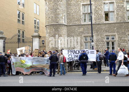 Londra, Regno Unito. Xix Marzo 2014. Fracked futuro carnevale è tenuto a Londra il giorno dello scisto Gas Forum. Vivienne Westwood ha portato i manifestanti da Batersea a Knightsbridge. La protesta è quindi spostato su Londra per la vecchia strada come il forum è stato spostato per evitare la protesta. Credito: Rachel Megawhat/Alamy Live News Foto Stock