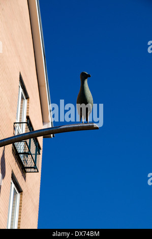 C-interludi scultura di Philip Bews e Diane Gorvin, Lloyd George Avenue, Cardiff Bay , Galles. Foto Stock