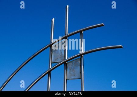 C-interludi scultura di Philip Bews e Diane Gorvin, Lloyd George Avenue, Cardiff Bay , Galles. Foto Stock