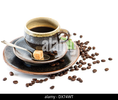 Tazza di caffè nero con fagioli su sfondo bianco. Cibo e bevande. Messa a fuoco selettiva Foto Stock