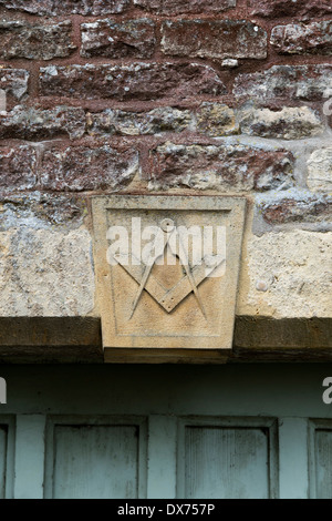 La Piazza della Loggia massonica e compassi sopra l'entrata di Stow on the Wold Masonic Hall, Cotswolds, Gloucestershire, Inghilterra Foto Stock