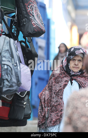 Vecchie donne che indossano vestiti tradizionali a Chefchaouen Marocco Foto Stock
