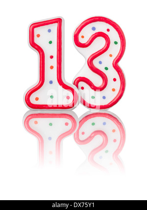 Numero rosso 13 con la riflessione su sfondo bianco Foto Stock