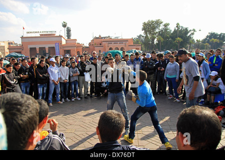 Due ragazzi nella casella di Djemaa el Fna a Marrakech, Marocco Foto Stock