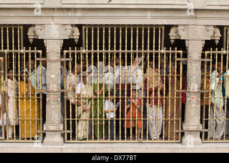 Tirumala Venkateswara Temple, Tirumala, Tirupati, Chittoor District, Andhra Pradesh, i pellegrini in attesa di entrata nel tempio Foto Stock