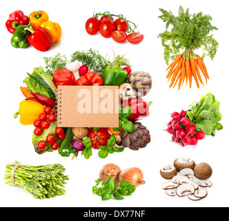 Set di varietà di erbe fresche e verdure e ricettario isolati su sfondo bianco. il pomodoro, asparagi, cipolla, Rafano, basilico, Foto Stock