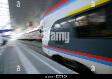 Treno locale lasciando il rinnovato Salzburg Hauptbahnhof stazione, Austria. Foto Stock