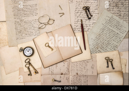 Libro aperto, vintage accessori, vecchio lettere e cartoline. nostalgico sfondo scrapbook Foto Stock