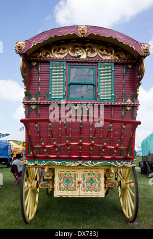 Caravan gitana altamente decorato al Bath & West Show, Somerset, Inghilterra, Regno Unito Foto Stock