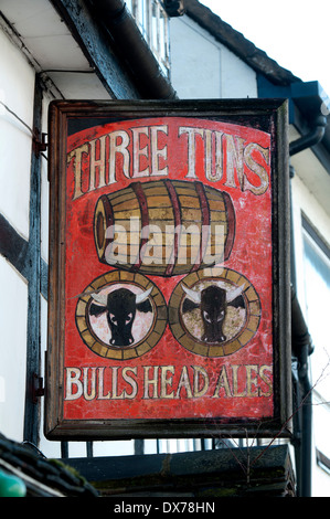 Three Tuns pub segno, Alcester Warwickshire, Inghilterra, Regno Unito Foto Stock