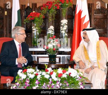 Islamabad. Xix Mar, 2014. Foto rilasciata dalla stampa del Dipartimento Informazioni (PID) il 19 marzo 2014, mostra Ministro pakistano di difesa Khawaja Muhammad Asif (L) si incontra con il Re del Bahrein Shaikh Hamad Bin Isa Al Khalifa di Islamabad, capitale del Pakistan. Il re del Bahrein, Shaikh Hamad Bin Isa Al Khalifa, arrivati a Islamabad il martedì su una tre giorni di visita di Stato in Pakistan per colloqui concentrandosi sui legami economici, hanno detto i funzionari. © PID/Xinhua/Alamy Live News Foto Stock