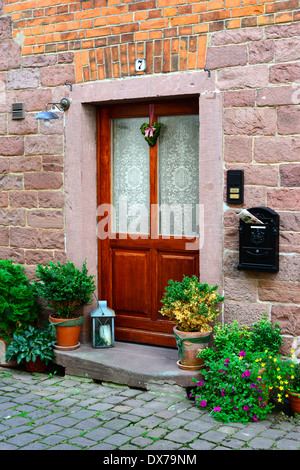 Porta in legno Cassetta postale ingresso Wertheim Germania de Europa Foto Stock