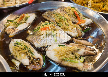 Il cibo cotto in stallo o Tor Kor Market Bangkok Foto Stock