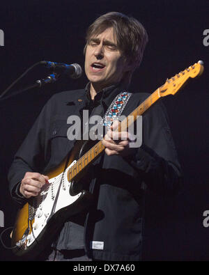 Marzo 16, 2014 - Milwaukee, Wisconsin, Stati Uniti - chitarrista Eric Johnson suona dal vivo durante l'esperienza di Jimi Hendrix concerto presso il Teatro di Riverside a Milwaukee nel Wisconsin (credito Immagine: © Daniel DeSlover/ZUMAPRESS.com) Foto Stock