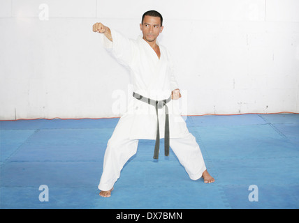 Uomo di karate allenamento in palestra Foto Stock