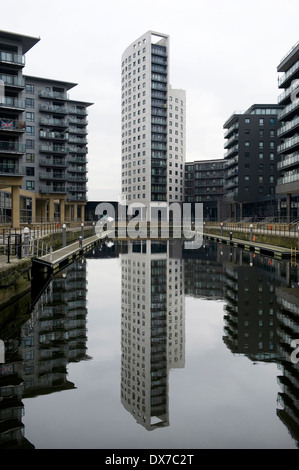 Nuovo Dock (ex Clarence Dock) è un misto di sviluppo con i negozi, gli uffici e la presenza di piacere nel centro di Leeds, Regno Unito. Foto Stock