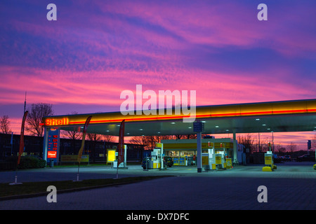 Stazione di servizio Shell con il cielo di post-incandescenza nei Paesi Bassi Foto Stock
