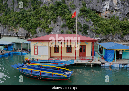 Villaggio galleggiante schoolhouse nella Baia di Ha Long appena fuori Dau Go isola, la baia di Ha Long, Golfo del Tonchino, Vietnam, sud-est asiatico Foto Stock