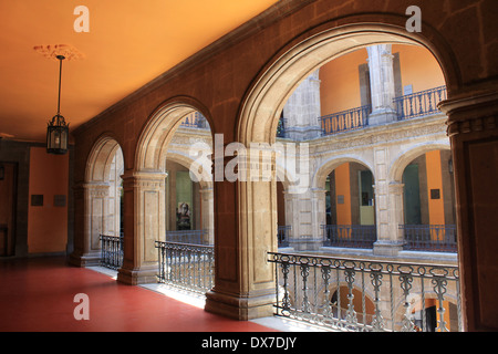 Archi all'interno del Antiguo Colegio de San Ildefonso, Centro Historico, Città del Messico, Messico Foto Stock